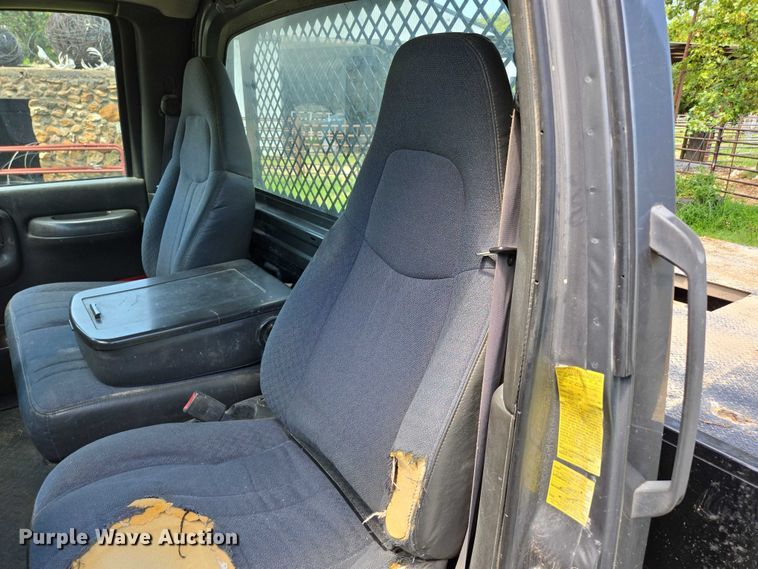 image for item ED2135 2006 Chevrolet C4500 flatbed truck