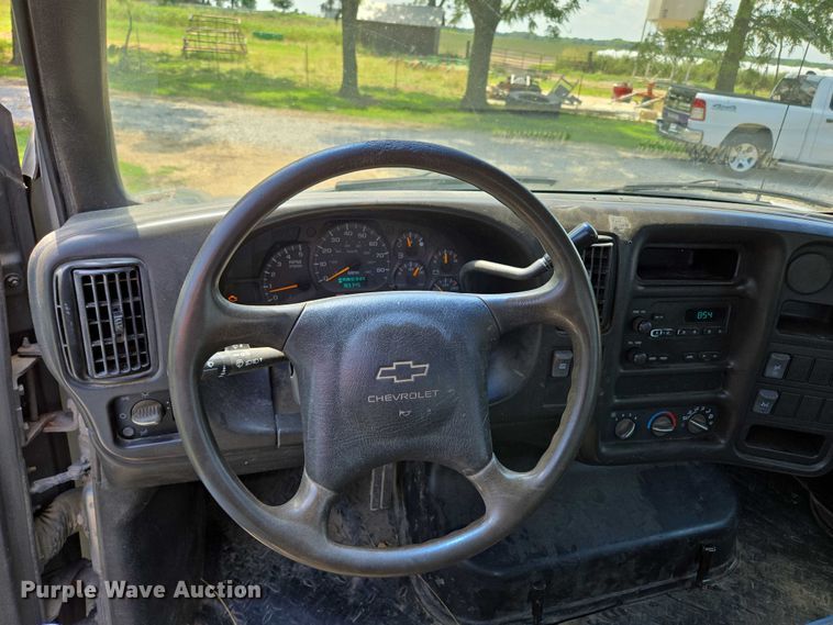 image for item ED2135 2006 Chevrolet C4500 flatbed truck