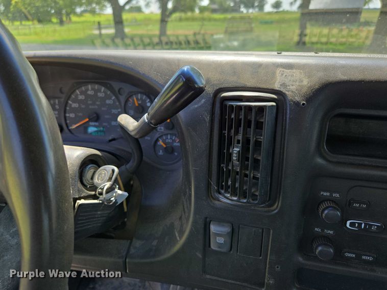 image for item ED2135 2006 Chevrolet C4500 flatbed truck