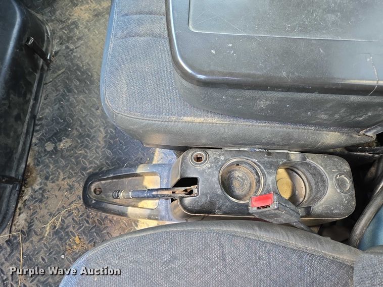 image for item ED2135 2006 Chevrolet C4500 flatbed truck