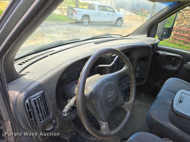 image for item ED2135 2006 Chevrolet C4500 flatbed truck