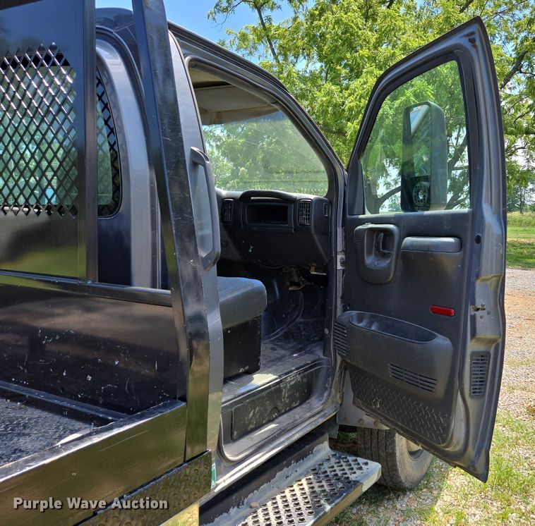 image for item ED2135 2006 Chevrolet C4500 flatbed truck
