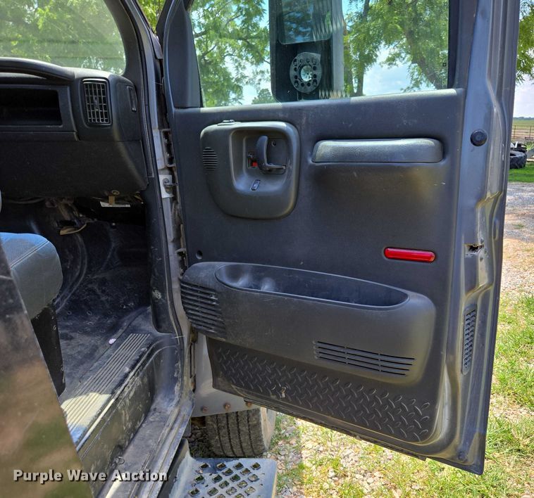 image for item ED2135 2006 Chevrolet C4500 flatbed truck