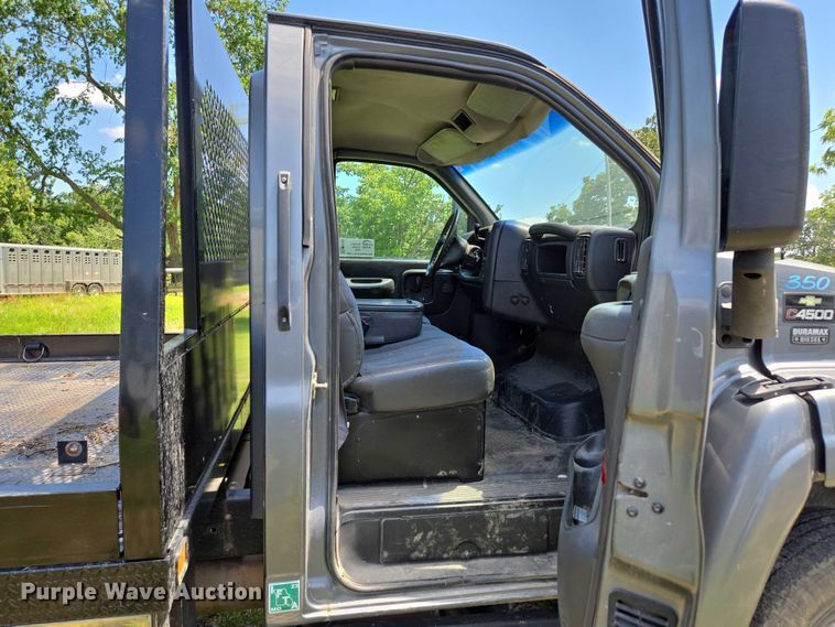 image for item ED2135 2006 Chevrolet C4500 flatbed truck