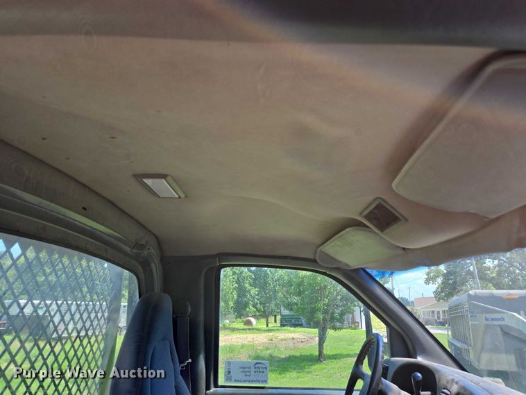 image for item ED2135 2006 Chevrolet C4500 flatbed truck