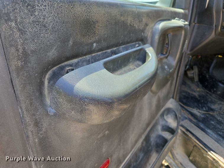 image for item ED2135 2006 Chevrolet C4500 flatbed truck