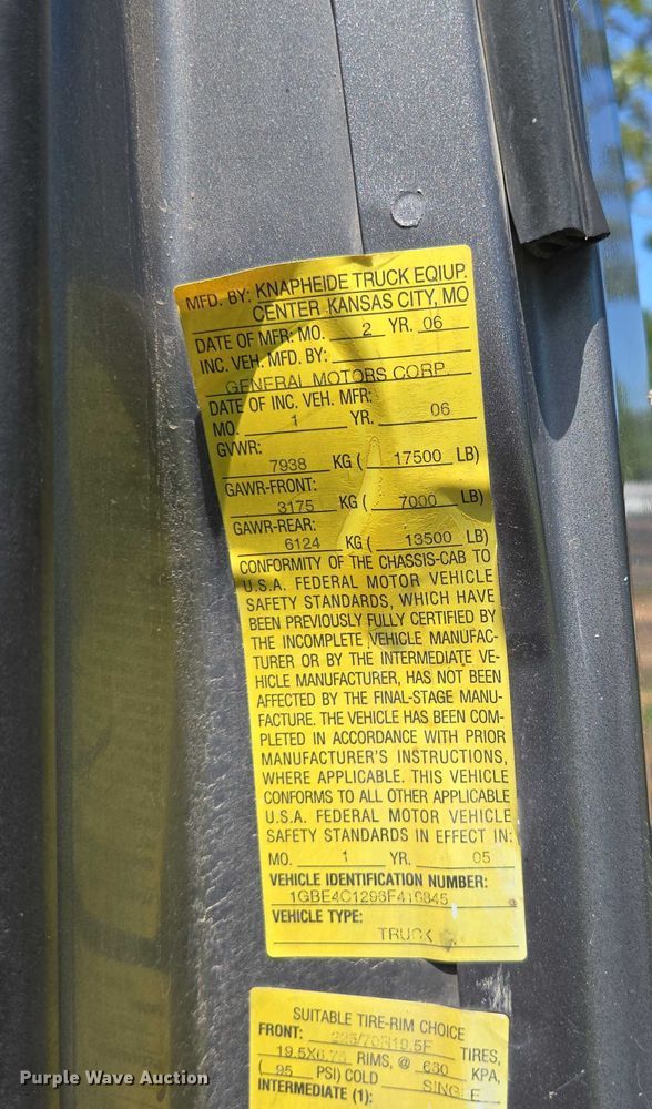 image for item ED2135 2006 Chevrolet C4500 flatbed truck