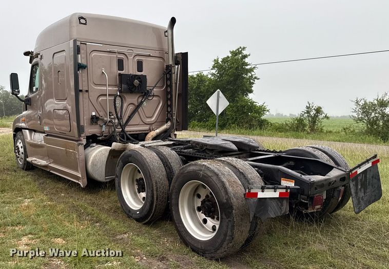 image for item ED5672 2013 Freightliner Cascadia semi truck