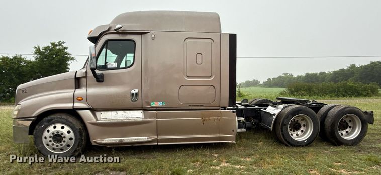 image for item ED5672 2013 Freightliner Cascadia semi truck