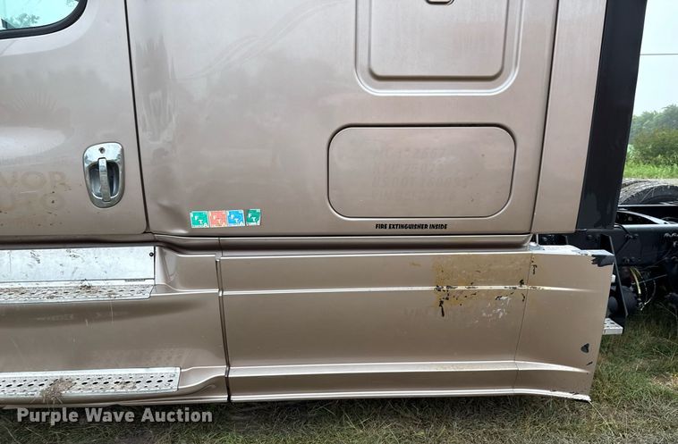 image for item ED5672 2013 Freightliner Cascadia semi truck