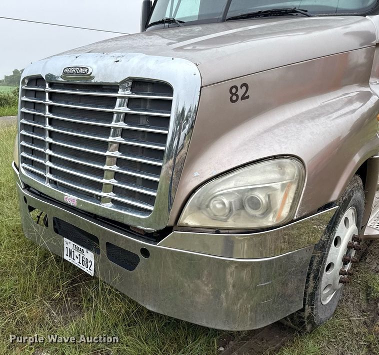 image for item ED5672 2013 Freightliner Cascadia semi truck