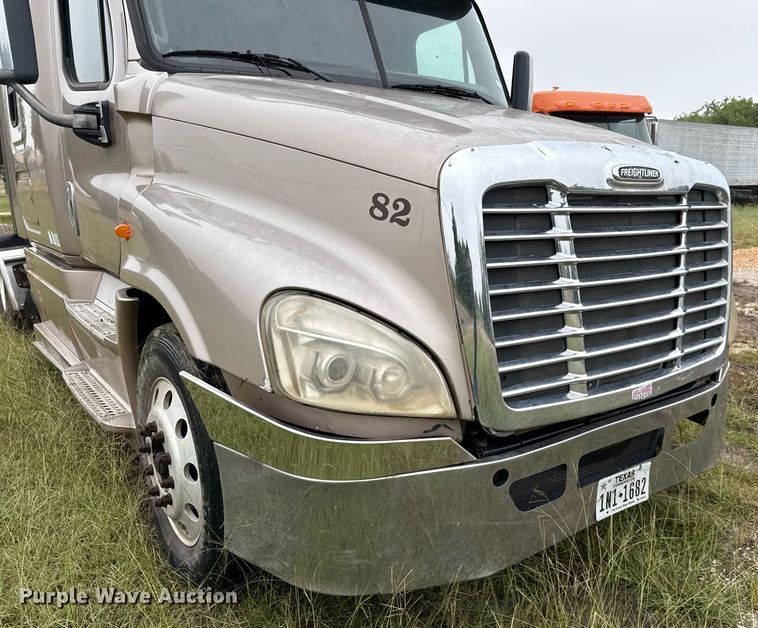 image for item ED5672 2013 Freightliner Cascadia semi truck