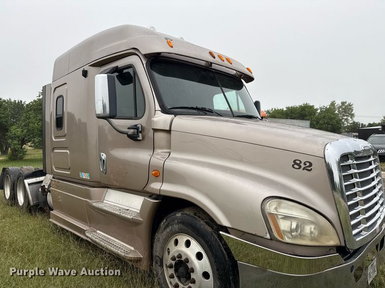 image for item ED5672 2013 Freightliner Cascadia semi truck