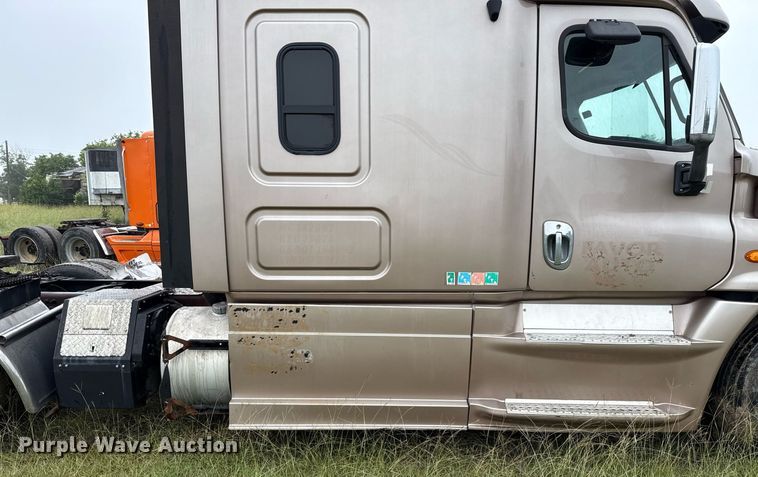 image for item ED5672 2013 Freightliner Cascadia semi truck