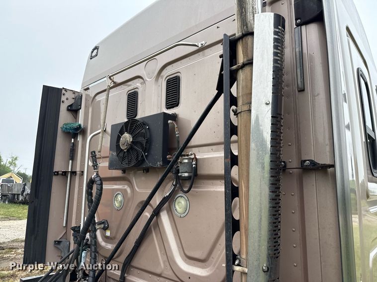 image for item ED5672 2013 Freightliner Cascadia semi truck