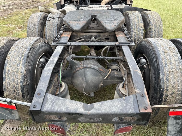 image for item ED5672 2013 Freightliner Cascadia semi truck