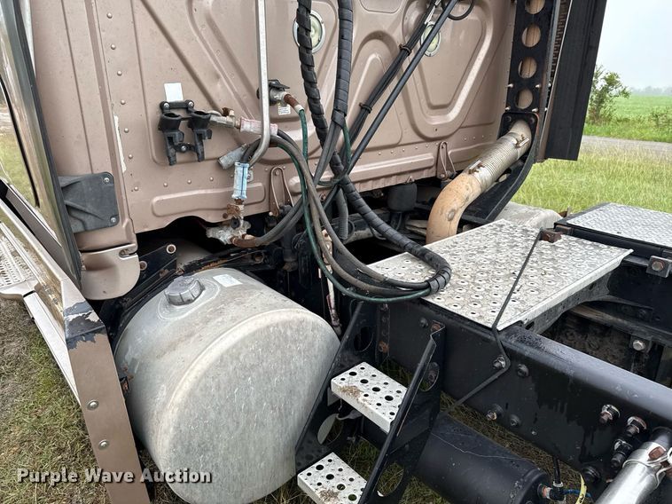 image for item ED5672 2013 Freightliner Cascadia semi truck