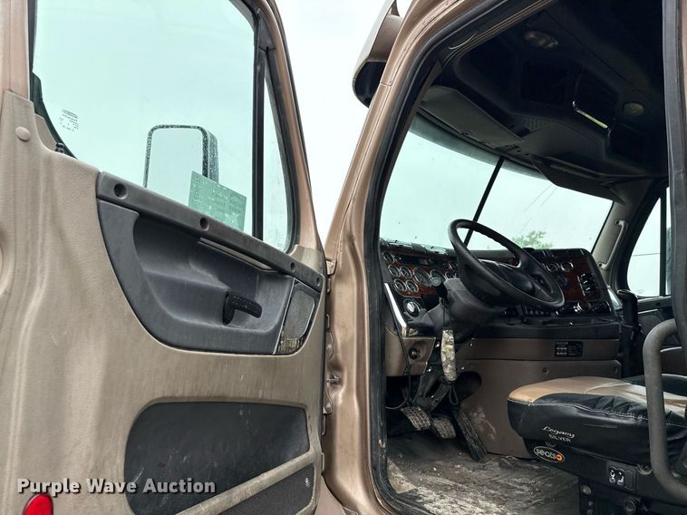 image for item ED5672 2013 Freightliner Cascadia semi truck