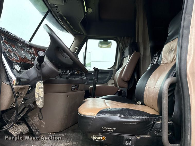 image for item ED5672 2013 Freightliner Cascadia semi truck