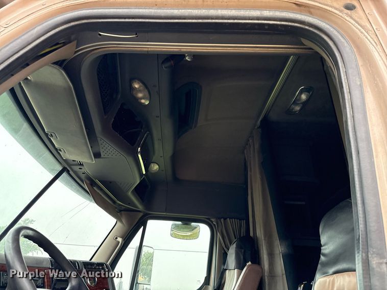 image for item ED5672 2013 Freightliner Cascadia semi truck