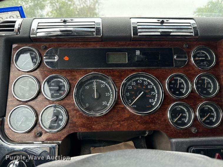 image for item ED5672 2013 Freightliner Cascadia semi truck