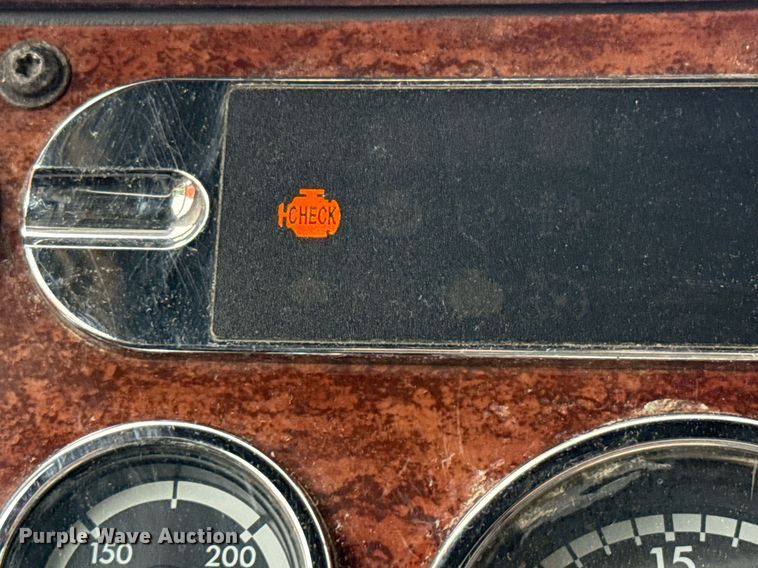 image for item ED5672 2013 Freightliner Cascadia semi truck