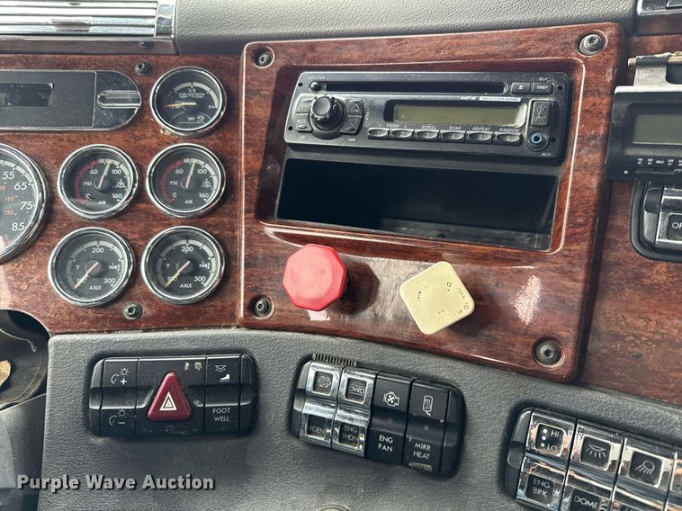 image for item ED5672 2013 Freightliner Cascadia semi truck