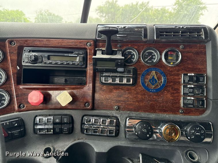 image for item ED5672 2013 Freightliner Cascadia semi truck