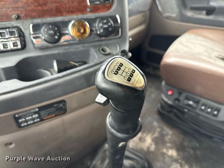 image for item ED5672 2013 Freightliner Cascadia semi truck