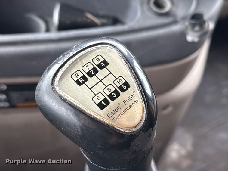 image for item ED5672 2013 Freightliner Cascadia semi truck