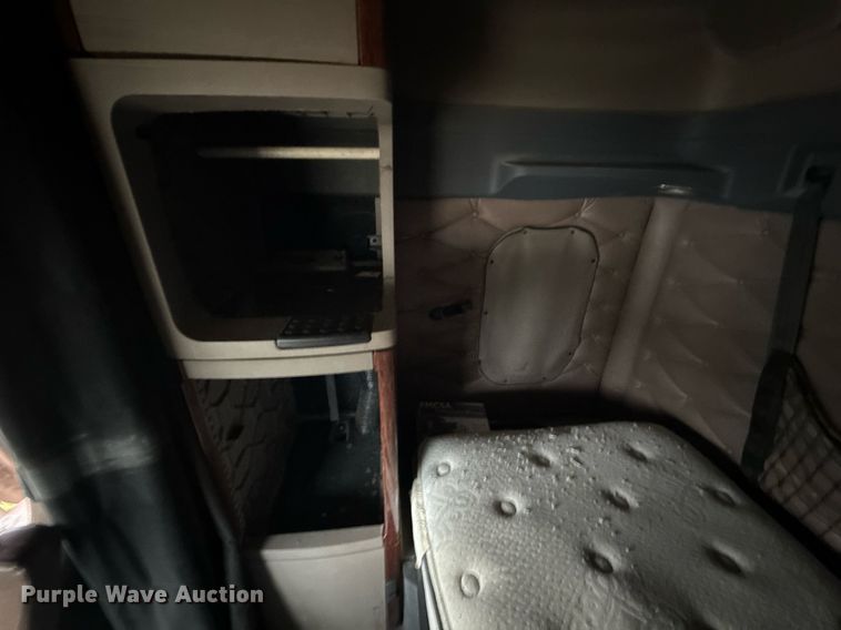 image for item ED5672 2013 Freightliner Cascadia semi truck