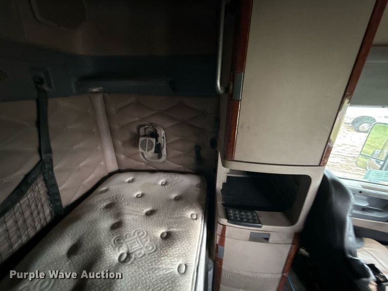 image for item ED5672 2013 Freightliner Cascadia semi truck