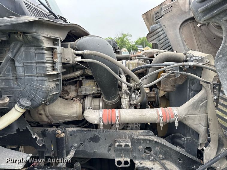 image for item ED5672 2013 Freightliner Cascadia semi truck