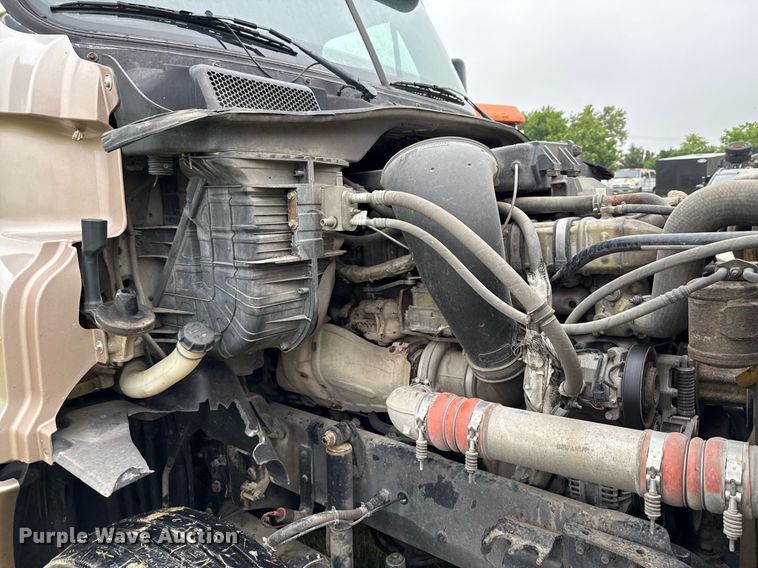 image for item ED5672 2013 Freightliner Cascadia semi truck