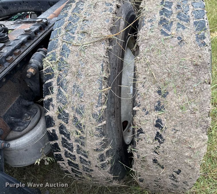 image for item ED5672 2013 Freightliner Cascadia semi truck