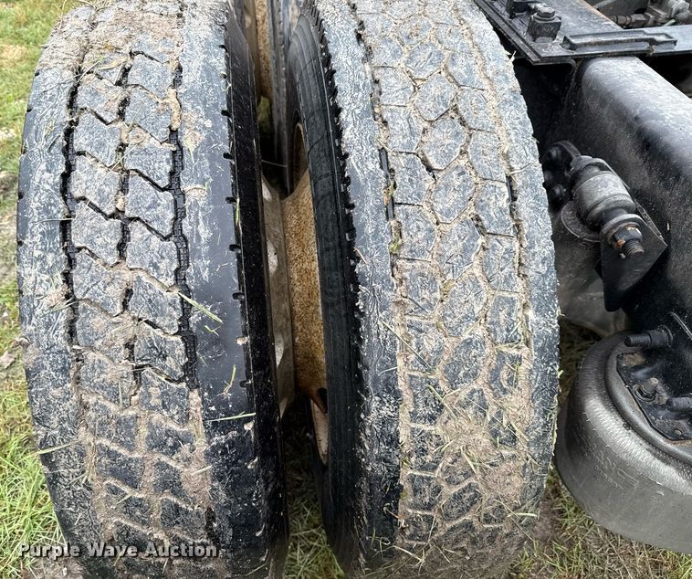 image for item ED5672 2013 Freightliner Cascadia semi truck