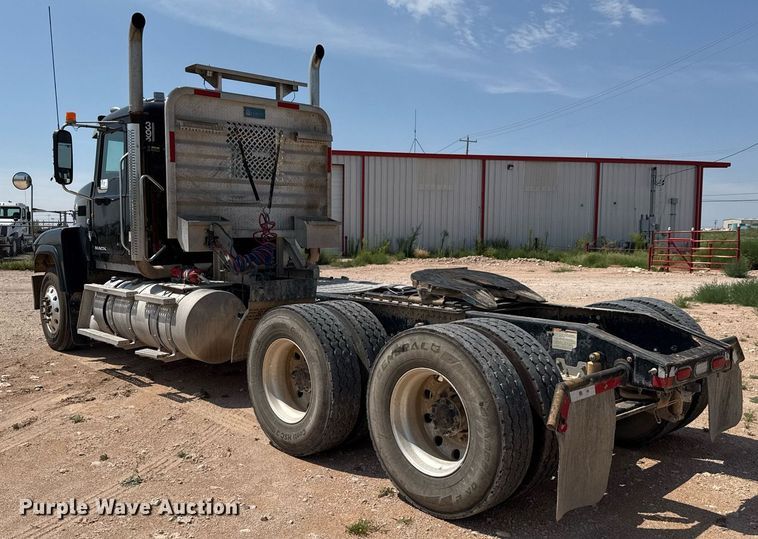 image for item ED5781 2012 Mack CHU613 semi truck