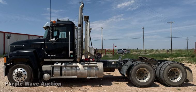 image for item ED5781 2012 Mack CHU613 semi truck