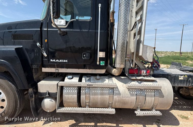 image for item ED5781 2012 Mack CHU613 semi truck