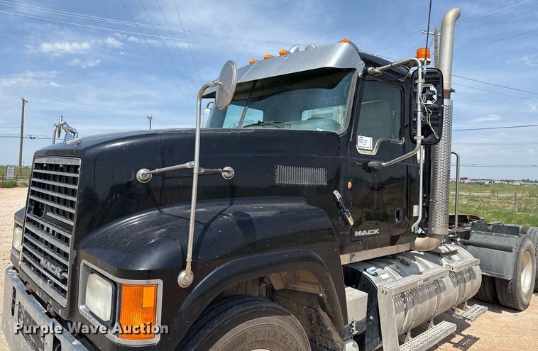 image for item ED5781 2012 Mack CHU613 semi truck