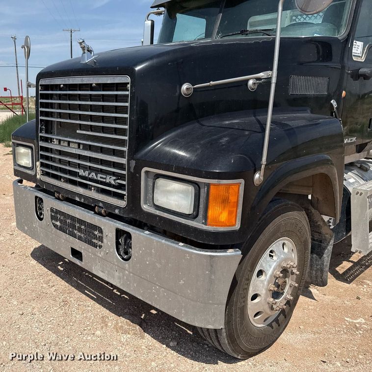image for item ED5781 2012 Mack CHU613 semi truck