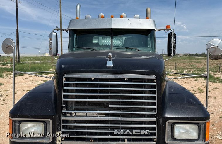 image for item ED5781 2012 Mack CHU613 semi truck