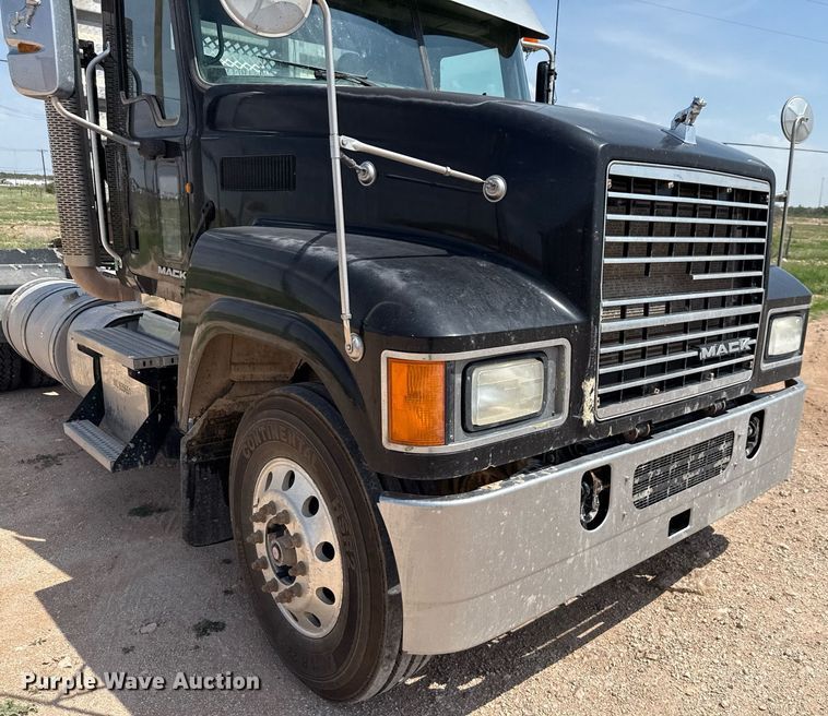 image for item ED5781 2012 Mack CHU613 semi truck