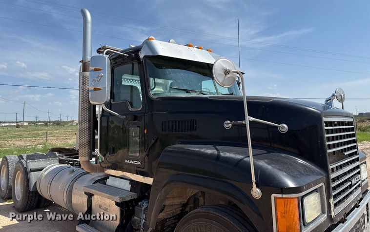 image for item ED5781 2012 Mack CHU613 semi truck