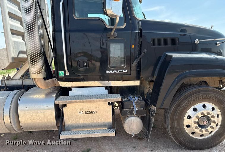 image for item ED5781 2012 Mack CHU613 semi truck