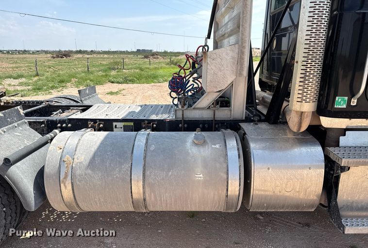 image for item ED5781 2012 Mack CHU613 semi truck