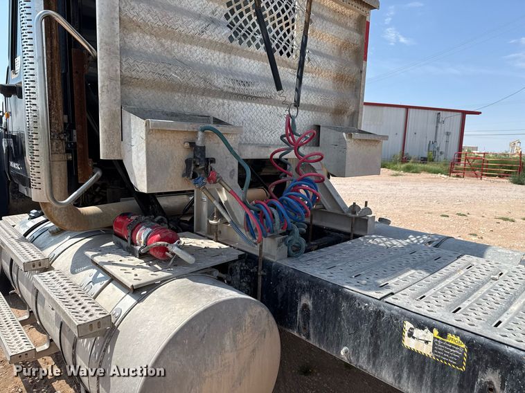 image for item ED5781 2012 Mack CHU613 semi truck