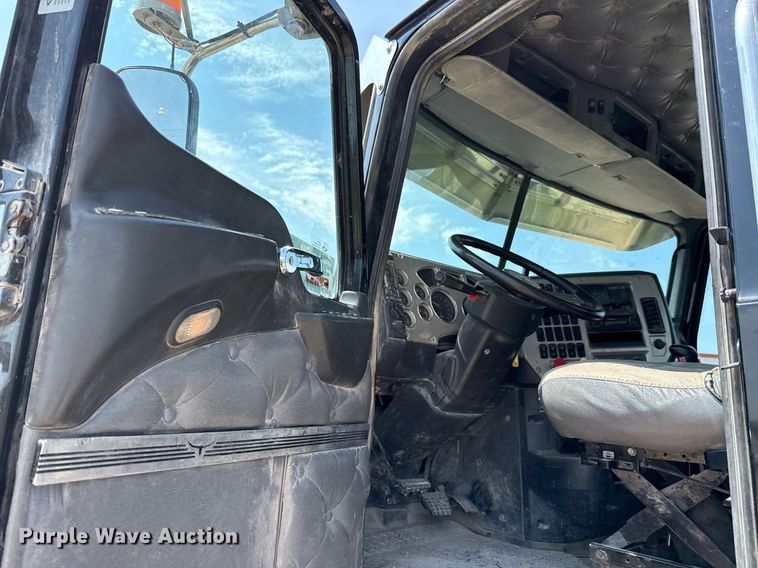 image for item ED5781 2012 Mack CHU613 semi truck