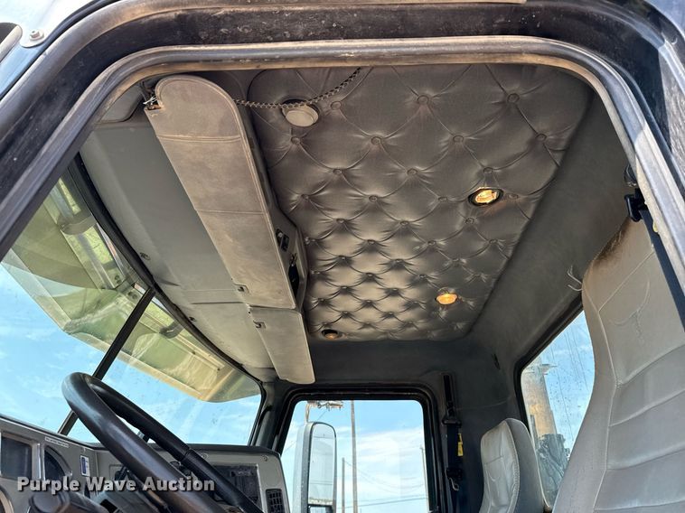 image for item ED5781 2012 Mack CHU613 semi truck