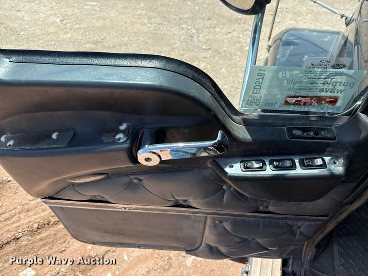 image for item ED5781 2012 Mack CHU613 semi truck